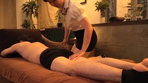 個室マッサージの美熟女に勃起チ〇ポを露出したら・・・ - 熟女六九