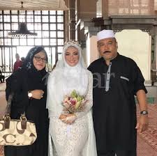 Mungkin kerana itu ibubapa u menganggap si dia tidak serius untuk berkahwin dengan anda. Lafaz Terhenti Menangis Nikahkan Anak Pengantin Imbas Pesanan Bapa Pertama Kali Jumpa Bf Saat Papa Berhenti Saya Tahu Ada Sesuatu Tak Kena Viral Mstar