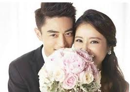 唯一相同的就是他們的個頭都不高。「他們的 愛情發展類似《向左走、向右走》，但兩位的身高卻比戲中的男 女主角矮上許多。或許，正因為身高相近（宋學仁、張清芳的身 高均約155多公分高），才有如此的進展，大家戲稱，這是一場1 55公分之戀。 å¼µå°ç‡•æ„Ÿæ€§åœ°èªª æž—å¿ƒå¦‚æ˜¯ä¸€ä½å¾ˆäº†ä¸èµ·çš„å¥³å¼·äºº æž—å¿ƒå¦‚æ„Ÿå‹•è‡³è½æ·š æ¯æ—¥é ­æ¢