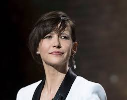 Dans une société qui fait l'apologie de la jeunesse et de la beauté, de plus en plus de personnes ont recours à la chirurgie esthétique. Pourquoi De Plus En Plus De Patients Optent Pour French Look