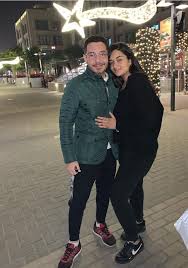 سافرت قبلَ الفجرِ، ووقفت قدّامَ الطاولةِ، فإذا قُطع الظرف عن الإضافة بُني على الضم. Ø¸Ù‡ÙˆØ± Ù…ØªØ£Ù„Ù‚ Ù„Ù„ÙÙ†Ø§Ù† Ø£Ø­Ù…Ø¯ Ø²Ø§Ù‡Ø± Ø¨Ø±ÙÙ‚Ø© Ø§Ø¨Ù†ØªÙ‡ Ù…Ù„Ùƒ
