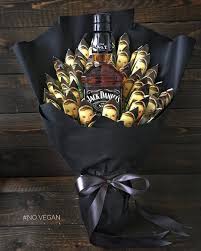 подарок мужчине на день рождения у которого все есть Pin Ot Polzovatelya Lena Vyunikova Na Doske Bukety V 2020 G Buket Iz Shokoladok Sedobnye Podarki Svoimi Rukami Remesla Podarki