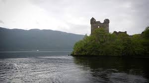 Le monstre du loch ness a été parfois comparé à au kelpie, une créature de type « cheval aquatique » du folklore des highlands qui serait supposée vivre dans les trous d'eau et les le grand public se passionna pour le monstre du loch ness, et de nouveaux témoignages ne tardèrent pas affluer. Histoire De Folles Rumeurs Le Monstre Du Loch Ness