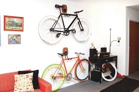 Accroche Velo En 18 Idees Astucieuses Reservees Aux Coins Du Petit Appartement Maison 2018 Accroche Velo Accroche Velo Mur Decoration Interieure Moderne