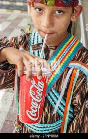 Un Native American Indian boy en pleine robe pow-wow Photo Stock