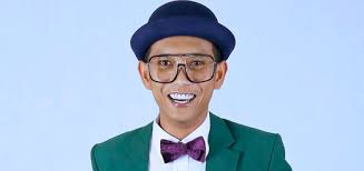 Kenapa aku mau menerima lamaran seorang pria yang 17 tahun lebih tua. Profile Ajak Shiro Sensasi Selebriti