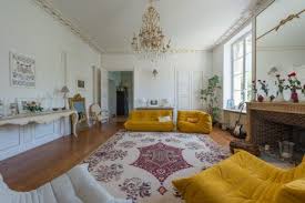Agence Immobiliere Bourgogne Franche Comte Espaces Atypiques En 2020 Hotel Particulier Decoration Maison Deco Salon