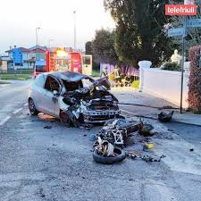 Mattinata di interventi per l'elisoccorso di brescia che dopo essersi levato in volo per un incidente a monte. Tremendo Schianto Tra Moto E Auto Scoppia Un Incendio Un Morto E Una Donna Ustionata