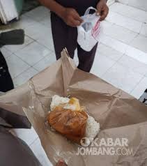 Ke guyangan nganjuk untuk melihat warung yang habis kena reruntuhan tembok. Puluhan Karyawan Pabrik Sepatu Pt Venezia Bareng Jombang Keracunan Kabar Jombang