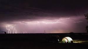 Quelqu'un qui aurait été frappé par la foudre n'est pas chargé d'électricité. Orages Comment Se Proteger De La Foudre Alwiam Info