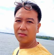 ✈️ Bernoulli's Principle in action! When air moves through a narrow space,  it speeds up and the pressure goes down. Airplane wings use the same idea:  🔹 Air moves faster over the