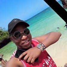 Waiter alileta supu huku ametia kidole ndani ya sahani. MTEJA:aargh! mbona  unaweka dole lako ndani ya supu yangu? WAITER:dokta aliniambia kidonda kiwe  na joto saa zote,ndio kitapona haraka. MTEJA: {kwa hasira} pumbavu!