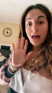 Sta Ruspando La Palude Per Cercare Gli Animali Dove Sono Gli Alligatori  Dove Sono Le Alligatori