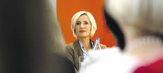 Petra gerster ˈpʰeːtʁaˈgɛᵊstɐ (born 25 january 1955) is a german journalist and news presenter. Petra Gerster Spricht In Verl Uber Gefahrliche Lugen Aus Dem Netz Nw De