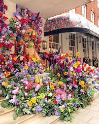 Favourite Day In London The Sunday Night Before The Chelsea Flower Show Starts When Sloane Square Is Full Of Fr Chelsea Flower Show Chelsea Flower Flower Show