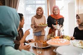 Perdana menteri, tun dr mahathir mohamad hari ini meraikan puluhan ribu pengunjung yang menghadiri majlis rumah terbuka aidilfitri perdana menteri dan anggota jemaah menteri 2018. Nafsu Makan Pada Aidilfitri Jika Tak Dikawal Pasti