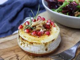 Gebackener Ziegenkase Mit Honig Granatapfel Und Rosmarin Kitchensplace Rezept In 2020 Gebackener Ziegenkase Rezepte Ziegenkase