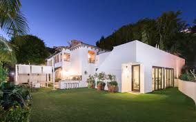 Photo 1 Of 15 In James Franco S Former West Hollywood Home Hits The Hollywood Homes Celebrity Houses Hollywood Hills Homes