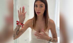 Michelle Comi dice no alla maternità: Meglio una borsa di Prada o la  chirurgia estetica