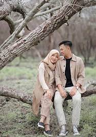 Hijab bukan halangan untuk foto prewed (postwedding) yang bagus. 10 Prewedding Outdoor Casual Hijab Portalkuningan Com