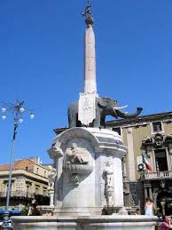 Catania denken sie darüber nach, diese stadt billig zu fliegen. Catania