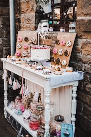 Eine Vintage Gartenhochzeit Gartenhochzeit Hochzeit Rustikale Hochzeitstische