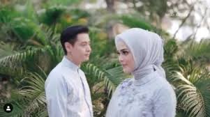 Aktor roger danuarta mengaku sangat antusias menanti kehadiran buah hatinya setelah sang istri, cut meyriska dinyatakan hamil anak pertama. Cut Meyriska Dan Roger Danuarta Bintangi Film Berhenti Di Kamu Seleb Tempo Co