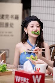 Chi Pu khai trương quán phở tại Trung Quốc