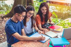 See more of estudiantes universitarios on facebook. Grupo De Estudiantes Universitarios Asiaticos Leyendo Libros Y Clases Especiales De Tutoria Para El Examen En La Mesa Al Aire Libre Concepto De Aprendizaje De Felicidad Y Educacion Concepto De Regreso A