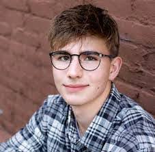 Lacey Muller's Instagram, Twitter & Facebook