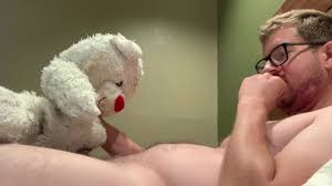 Sexo com urso de pelúcia no hotel