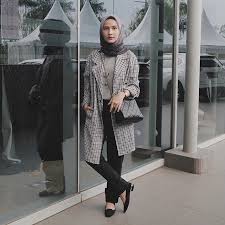 Desain baju batik kerja wanita memang berbeda dengan baju. 10 Inspirasi Gaya Hijab Casual Buat Ke Kantor Biar Tampil Beda