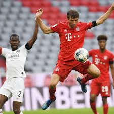 The result strengthens frankfurt's claim for a champions league place and weakens bayern munich's place at. Fc Bayern Eintracht Frankfurt Martin Hinteregger Trifft In Munchen Dreimal Ins Tor Fc Bayern