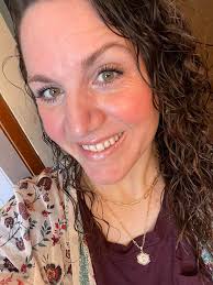 Okay ladies. Finally. This. Flipping. New. Mascara. 🤩🤩🤩🤩🤩🤩🤩 I am  legit obsessed. And no flake from the fibers. At all! My lashes are so long  it's crazy. And you can wear with