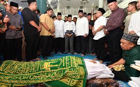 Tanjung piai mp datuk dr md farid md rafik has passed away in pontian hospital in johor due to a heart attack at around 6am on saturday. Dr M Sebak Selepas Ziarah Jenazah Md Farid Free Malaysia Today Fmt