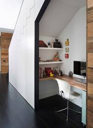 5 Idees Pour Amenager Un Bureau Dans Un Petit Espace Frenchyfancy Bureau Sous Escalier Amenagement Escalier Meuble Sous Escalier