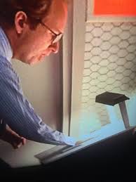 Look its a nifty little hand scanner from the movie Close Encounters of the  Third Kind (1977)....... Hold on! Where else have I seen this? Oh yeah it  was at "S4" :