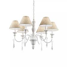 Il punto focale di una camera da letto shabby chic è senz'altro il letto in ferro battuto, arricchito da texture macramè e coperte in sangallo. Ideal Lux Provence Sp6 Suspension Provencesp6