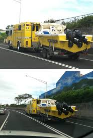 ハワイの消防車は黄色 パート２ 今までにも 何度か消防車の事を書いた気がしますが 今日のは又凄い んです ハワイに来てから最初に見た衝撃 消防 車は黄色 黄色の消防車にはサーフボードが付いている 消防車は時折 後部にジェットを付けて走っている