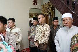 Menelisik Sosok Calon Pengganti Alex Noerdin Di Gubernur Sumsel Kak Wari Tak Kenal Maka Tak Sayang Itulah Peribahasa Yang Muncul Orang Tumpukan Jerami Pejuang