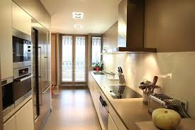 Une Cuisine Couloir Tres Design Inspiration Cuisine Cuisine Americaine Cuisine Couloir Cuisines Design
