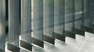 インテリア 縦型ブラインド オフィス パンチング アルミ 水拭き タチカワブラインドのラインドレープ ハンプトンシアー ｌｄ４０３０ マットブロンズブラック アルミのスラットにパンチング加工され 圧迫感がないので間仕切りとしてもオススメ インテリア 収納