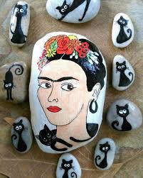 Frida Kahlo Aslinda Acilarin Kadini Olarak Yasamis Ama Adini Tarihe Altin Harflerle Yazdirmis Bir Ressam Rock Painting Art Stone Painting Painted Rocks