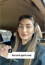 Leah Hoffman's Instagram, Twitter & Facebook