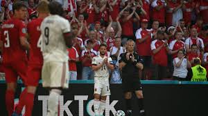 Spieler und fans sind geschockt, das spiel wird unterbrochen. Em 2021 Emotionaler Gruss An Christian Eriksen Beim Spiel Danemark Gegen Belgien Eurosport