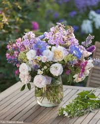 Sommerlicher Strauss In Einer Glasvase Mit Rosen Phlox Und Anderen Stauden Schone Blumenstrausse Blumen Blumenstrauss Garten