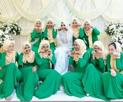 Ramai menganggap pengantin sengaja memilih busana kahwin yang serona dengan pelamin dan memilih warna menurut pengantin perempuan atau mesra dipanggil eyka syafika, pada asalnya bridesmaid telah disediakan dengan baju yang serona dengan. Ohbulan Takde Idea Nak Design Baju Bridesmaid Cemana Facebook