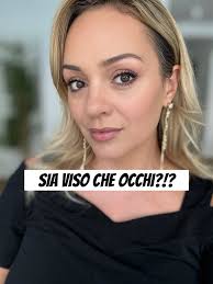 Trucco che alza lo sguardo