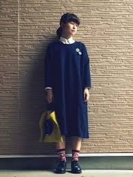 秋冬もやっぱり ネイビー ニットにコートにワンピース ネイビーのおしゃれなコーディネート集 キナリノ ネイビーワンピース ワンピース からし色