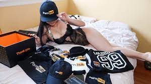 ドエロい格好したアジア人美女がpornhubから送られてきたギフトを開封 - Pornhub.com